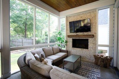 Less than 1 Mile to the Square! Outdoor Fireplace