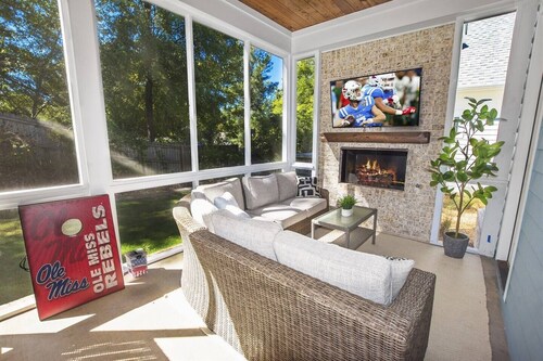 Less than 1 Mile to the Square! Outdoor Fireplace