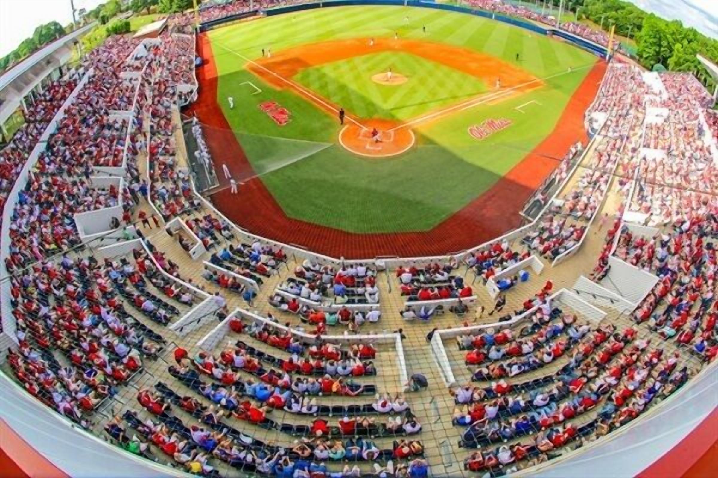 Un estadio con varios niveles de gradas y un campo de béisbol.