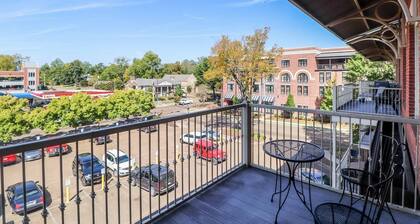 Upscale Condo Right on The Square!