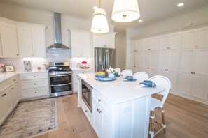 Fridge, microwave, oven, stovetop - The Bluebonnet - Stunning Southern Charm Retreat! (Oxford)