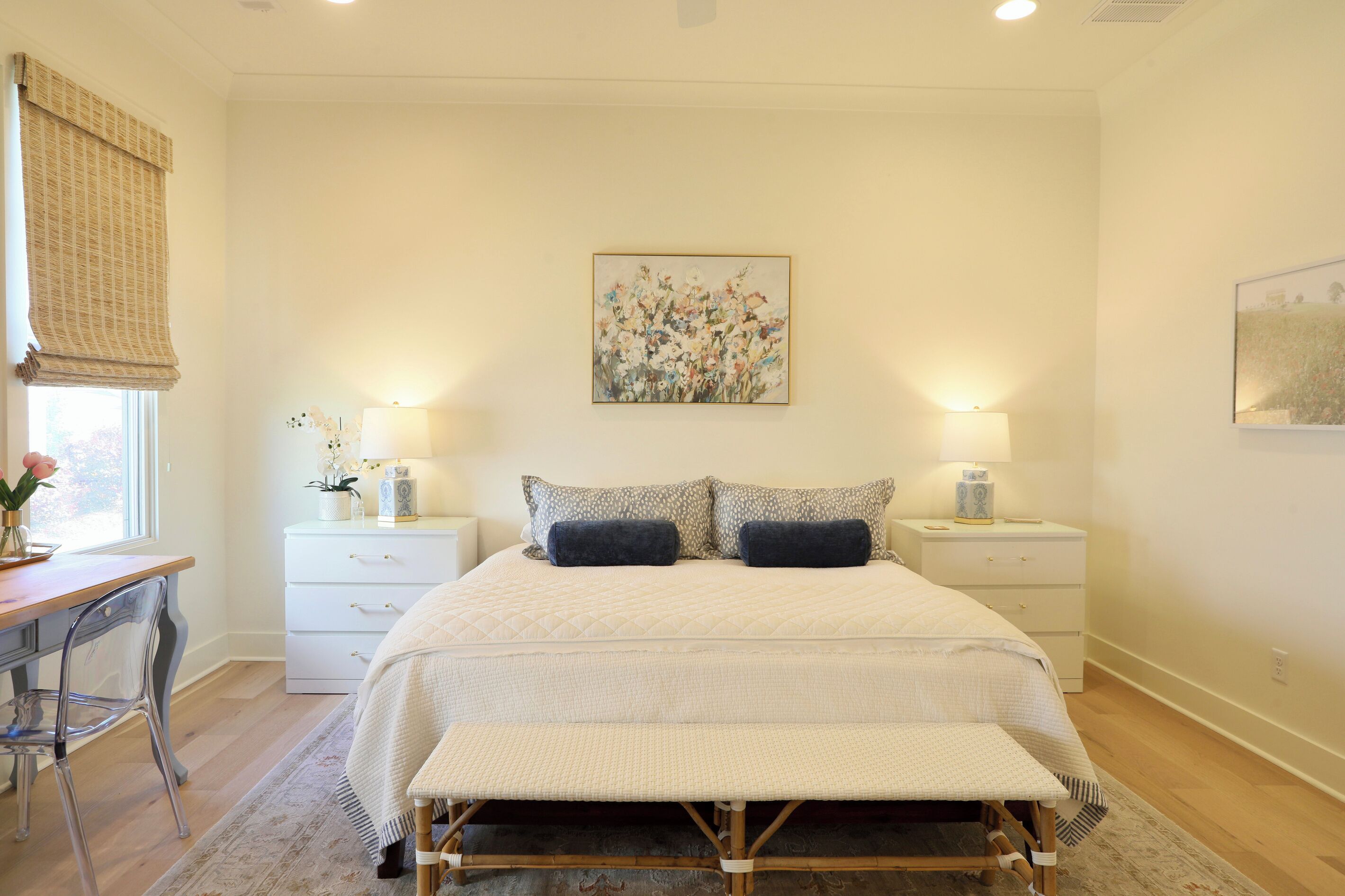 3 bedrooms, desk, WiFi, bed sheets