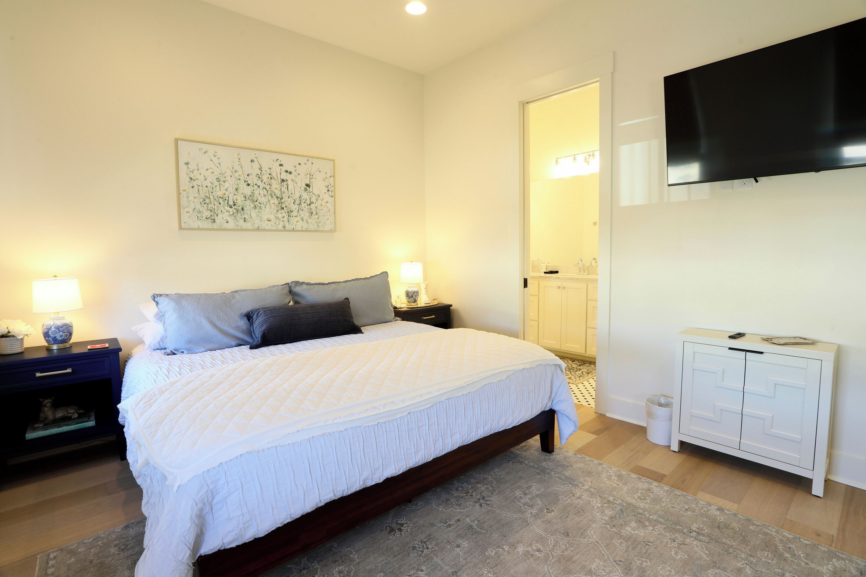 3 bedrooms, desk, WiFi, bed sheets