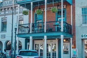 A building with a sign reading "City Grocery" and the number 152. - The Bluebonnet - Stunning Southern Charm Retreat! (Oxford)