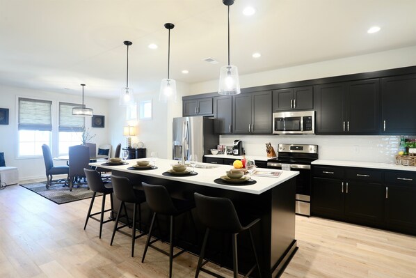 Refrigerador, microondas, horno y parrilla de estufa 