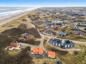 Exterior - Modernized holiday home, centrally located in one of Søndervig's best locations. (Ringkøbing)