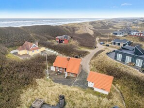 Exterior - Modernized holiday home, centrally located in one of Søndervig's best locations. (Ringkøbing)