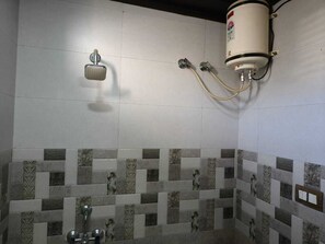 Towels, soap, shampoo, toilet paper - Hotel Pangot Himalayan View (Kosiyakutoli)