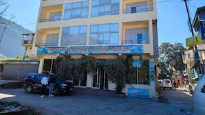 Front of property - Hotel Pangot Himalayan View (Kosiyakutoli)