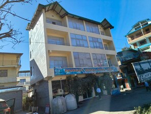 Front of property - Hotel Pangot Himalayan View (Kosiyakutoli)
