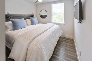 3 bedrooms, WiFi, bed sheets - Walk to Campus & The Square with 2 Parking Spaces! (Oxford)