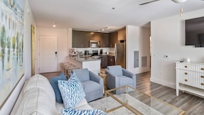 Um apartamento moderno com sala de estar, cozinha e área de jantar.