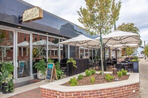 Outdoor dining - Walk to Campus & The Square with 2 Parking Spaces! (Oxford)