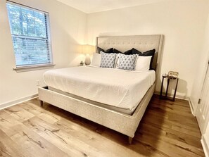 2 bedrooms, WiFi, bed sheets - New! Walk to the Vaught from "The Rebel Stroll"! (Oxford)