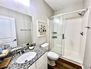 Dusche, Haartrockner, Handtücher, Toilettenpapier