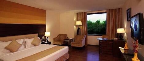 Desk, laptop workspace, iron/ironing board, free WiFi