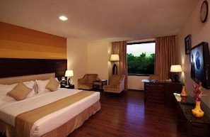 Suite Room | Desk, laptop workspace, iron/ironing board, free WiFi