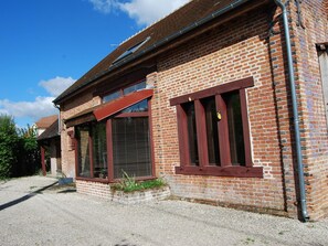 المنشأة من الخارج