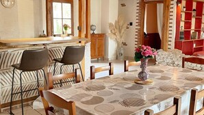 Dining - Cottage in Sologne with enclosed garden, pets allowed, parking and internet (Neung-sur-Beuvron)