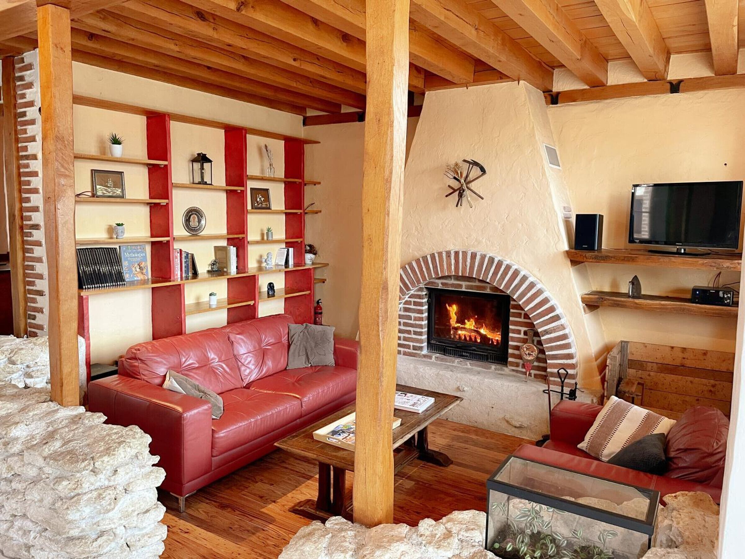 Televisie en een open haard