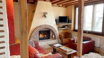 TV, fireplace