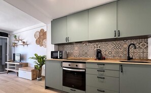 Fridge, oven, stovetop, coffee/tea maker
