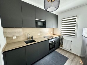 Een koelkast, een microgolfoven, een oven, een kookplaat