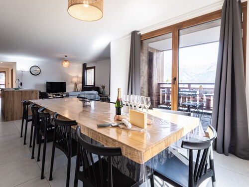 New 5-room Apartment 20m from slopes with double garage