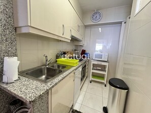 Geladeira, micro-ondas, fogão, lava-louças