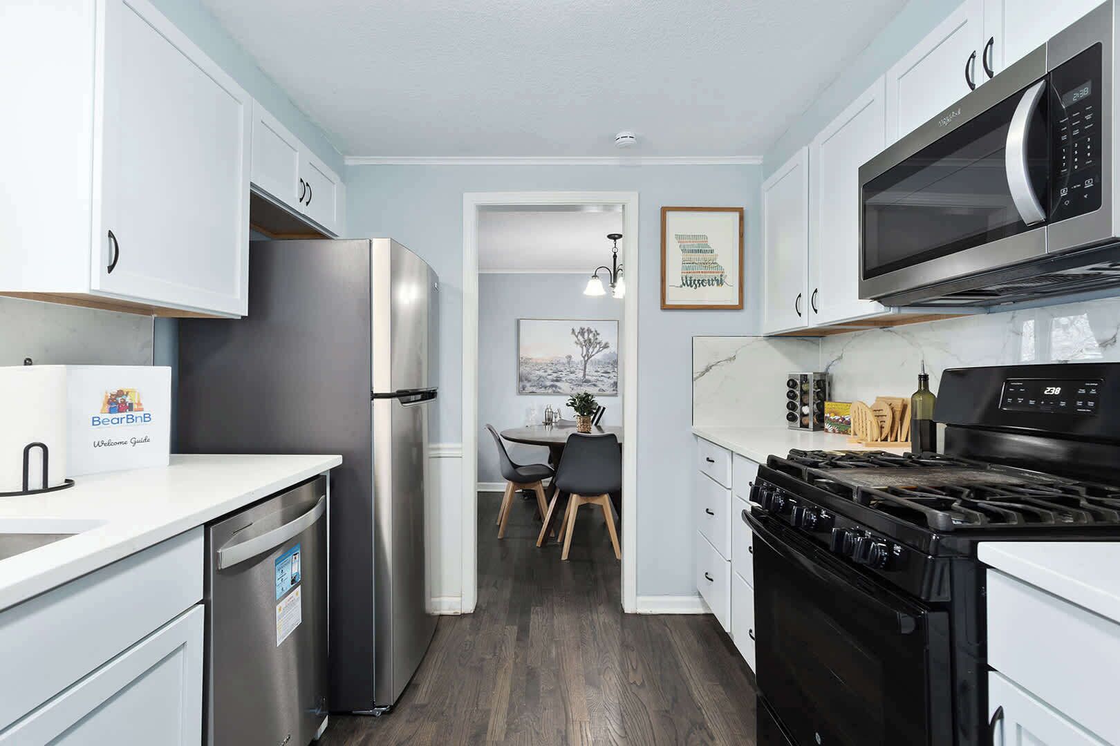 Frigorifero, microonde, forno, piano cottura