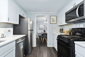 Kjøleskap, mikrobølgeovn, ovn og kokeplater