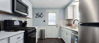 New Bungalow_3 BR+King Beds_Mins to DT KC