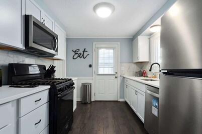 Cozy Bungalow_3 BR+King Beds_Mins to DT KC