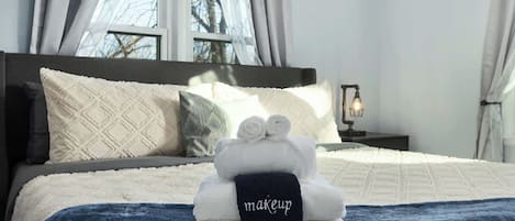 3 slaapkamers, een strijkplank/strijkijzer, reisbedje, wifi