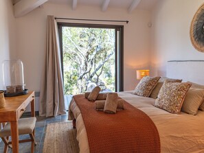 6 bedrooms, iron/ironing board, travel crib, WiFi