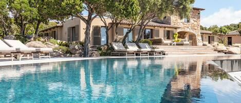 Lämmitetty uima-allas