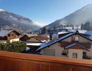 A mountain village with traditional wooden houses, a clear sky, and snow-covered peaks. - Cozy Apartment Near Murkarspitze (Bad Kleinkirchheim)