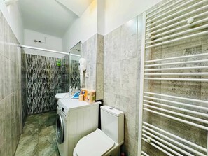 Shower, hair dryer, towels, shampoo
