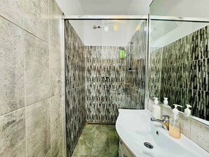 Bruser, hårtørrer, håndklæder, Shampoo