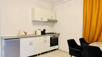 Refrigerador, cafetera y tetera y utensilios de cocina