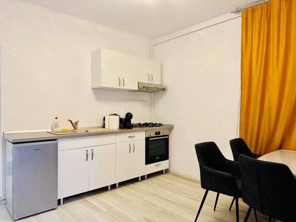 Fridge, coffee/tea maker, cookware/dishes/utensils, dining tables