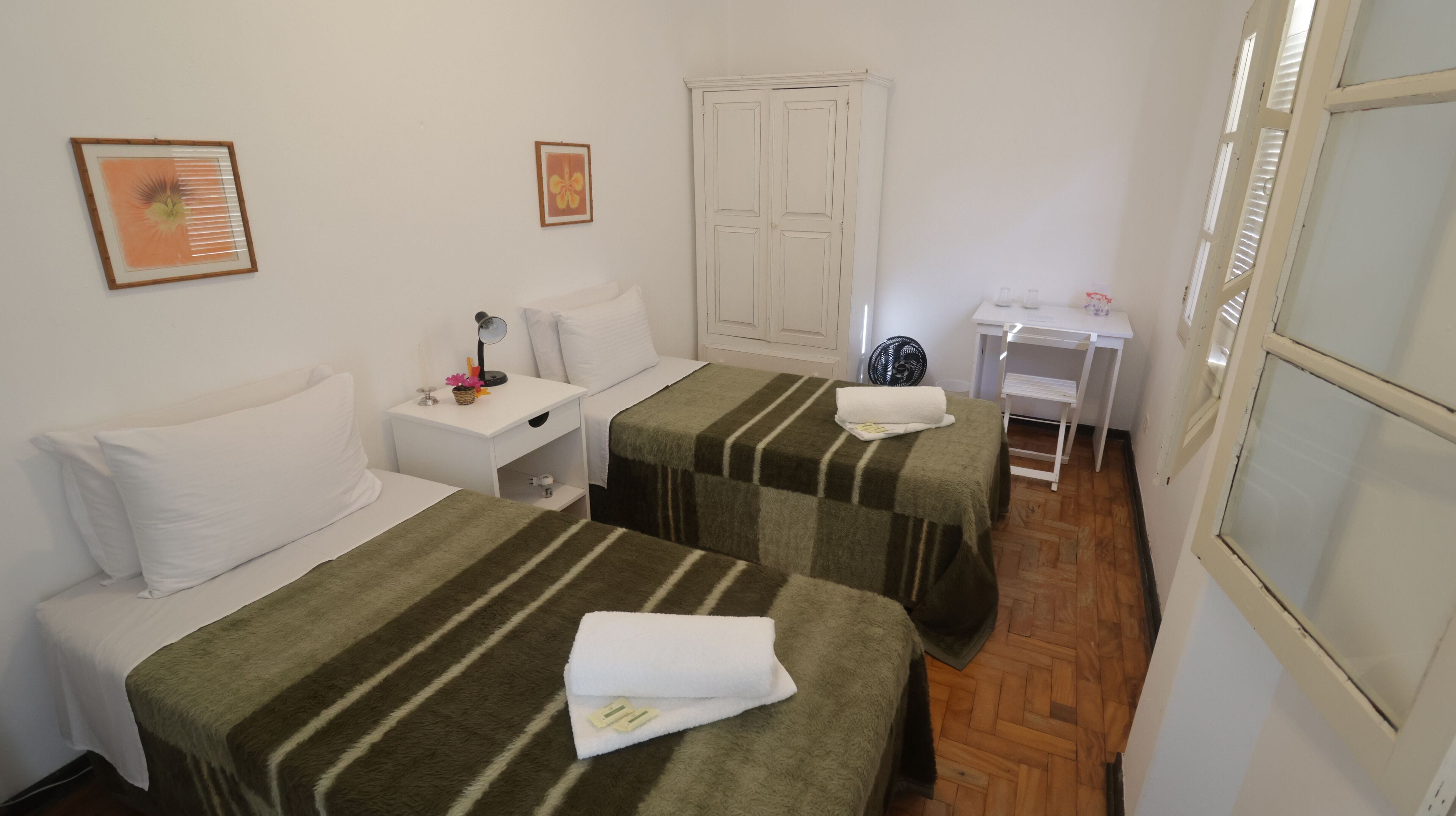 淋浴设施、毛巾、肥皂、卫生纸