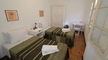 Ducha, toallas, jabón y papel higiénico