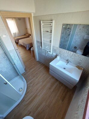 Dusche, Haartrockner, Bidet, Handtücher