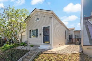 Exterior - Charming home walkable to bars & restaurants! (Louisville)