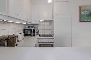 冷蔵庫、電子レンジ、オーブン、コンロ