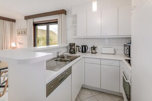 Fridge, oven, stovetop, coffee/tea maker