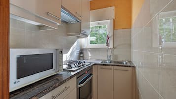 Réfrigérateur, micro-ondes, plaque de cuisson, bouilloire électrique