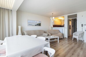 TV, DVD player - 3 bedroom accommodation in Sint Idesbald (Sint Idesbald)