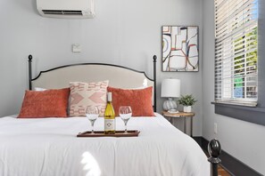 2 bedrooms, iron/ironing board, internet